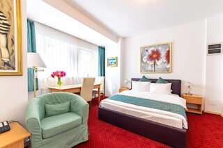 Отель Bucur Accommodation Бухарест King Double with Balcony (Including smoking area)-2